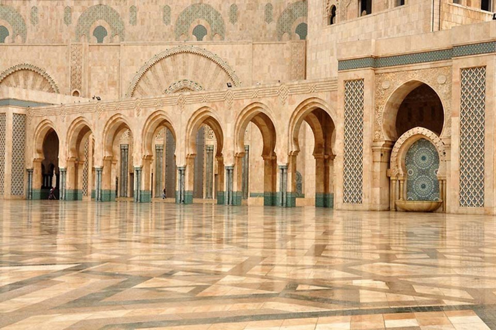 Interior de la mezquita de Hassan II.