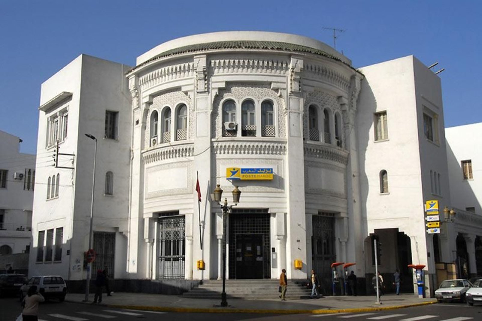 Depuis 1918, ce bâtiment, inspiré de la Grande poste d'Alger, abrite la Grande poste de Casablanca.