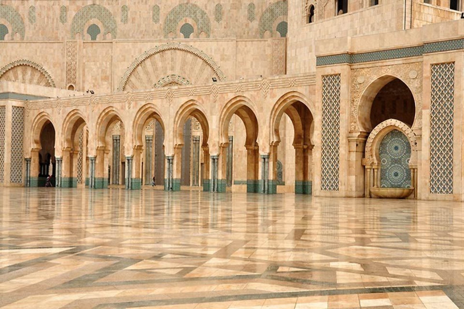 Vue de l'intérieure de la mosquée Hassan II, décorée avec finesse