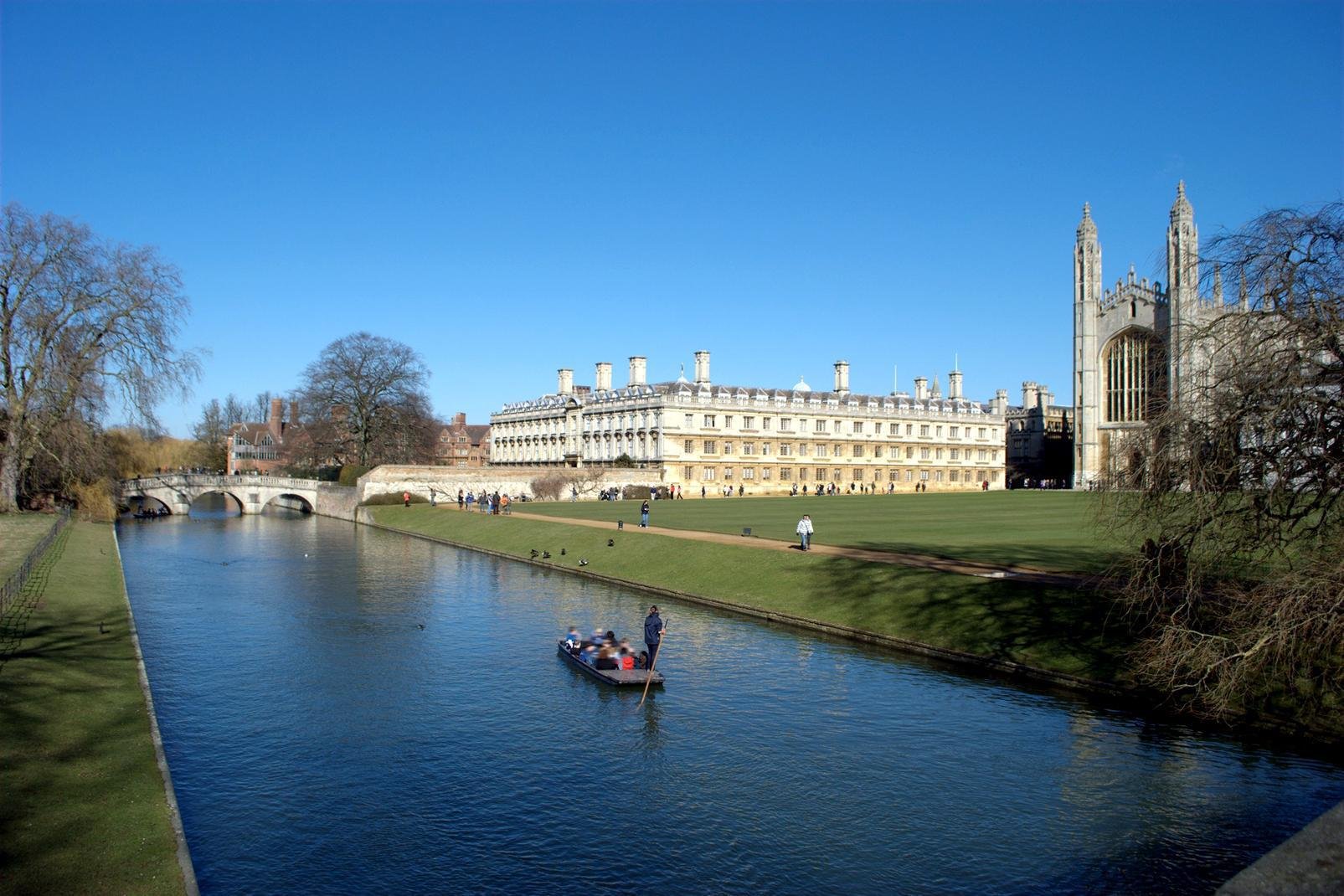 Cambridge ist eine alte Universitätsstadt, die trotz des starken Studentenandrangs ihr malerisches Ambiente und reiches Kulturerbe bewahren konnte. Cambridge birgt zahlreiche Kunstmuseen und -galerien, und sowohl in als auch außerhalb der Stadt gibt es die unterschiedlichsten Sehenswürdigkeiten zu entdecken. Der Cam River durchquert die Stadt und ist ein Zentrum für viele Aktivitäten. Machen Sie unbedingt ...