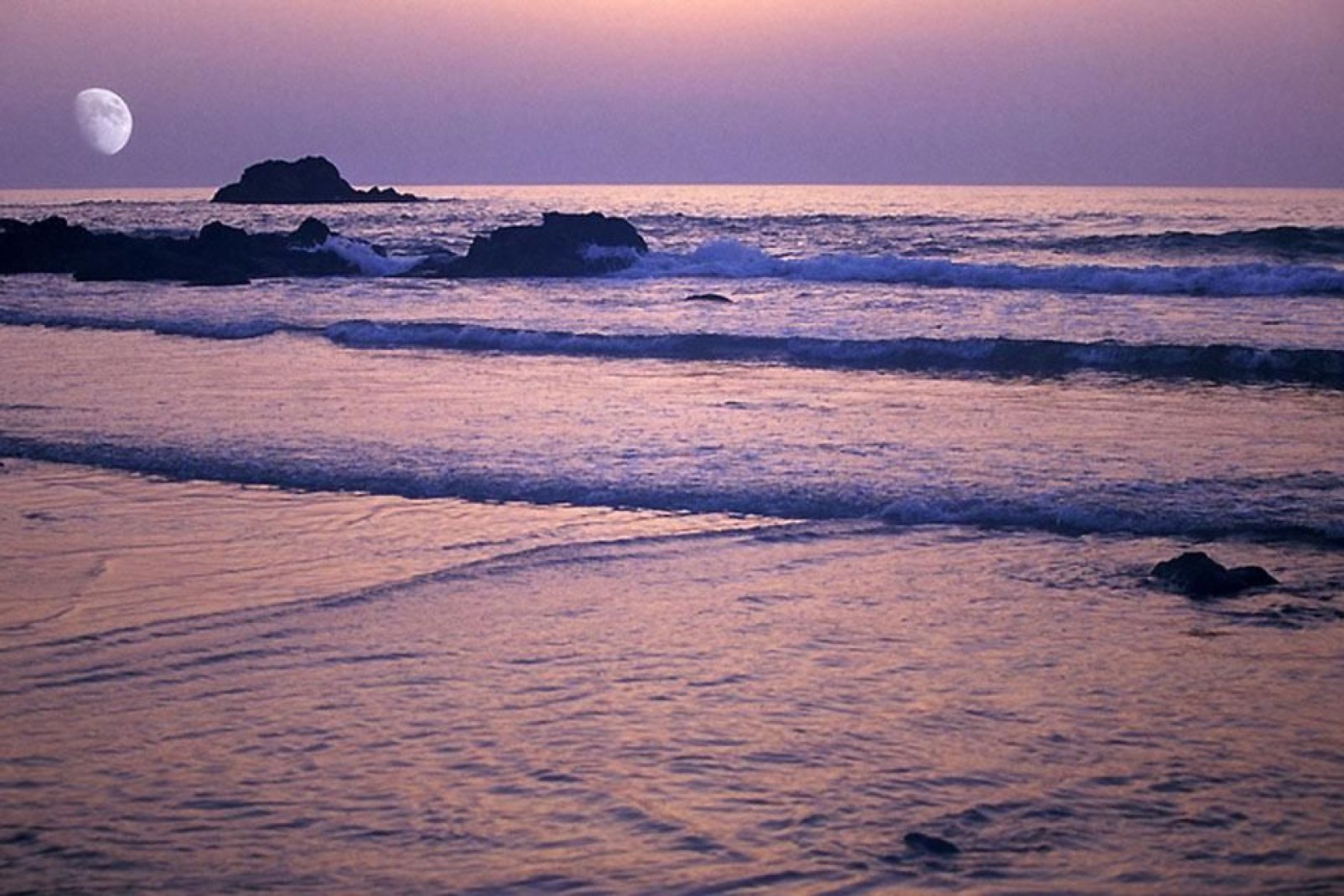 Le soir venu, admirez un magnifique coucher de soleil sur la longue plage d'Agadir