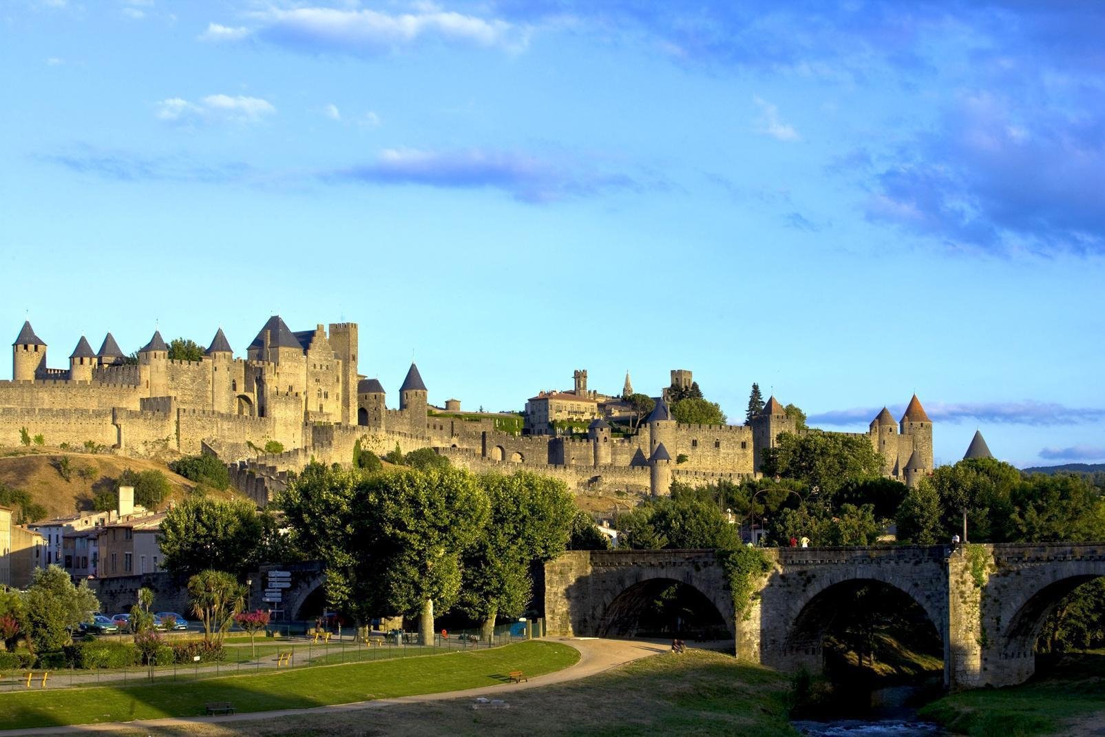 Traversée par l'Aude, la petite ville de Carcassonne rassemble seulement 40 000 habitants. Et ils ont bien de la chance ! Ce lieu de villégiature, connu grâce à sa splendide Cité Médiévale, est également composé de la ville basse, appelée la bastide Saint-Louis. Mais c'est la Cité qui attire chaque année des milliers de visiteurs dont les puissants remparts de 52 tours surplombent la vallée. Ses premières ...