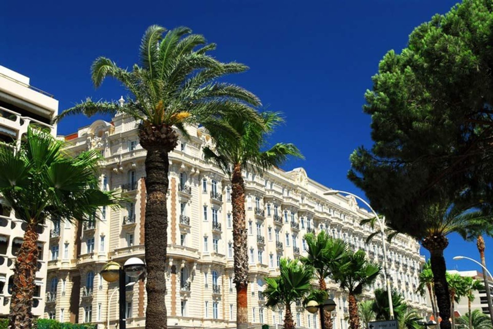 Die Flaniermeile Boulevard de la Croisette ist zugleich einer der elegantesten Orte der Stadt. Luxushotels wie das Majestic oder das Carlton haben sich hier niedergelassen.