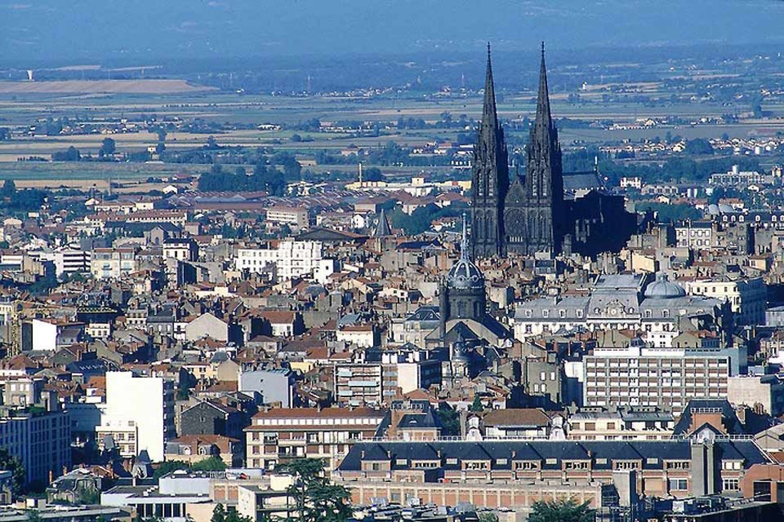 Posée au milieu des montagnes volcaniques, Clermont-Ferrand laisse découvrir ses quartiers médiévaux.