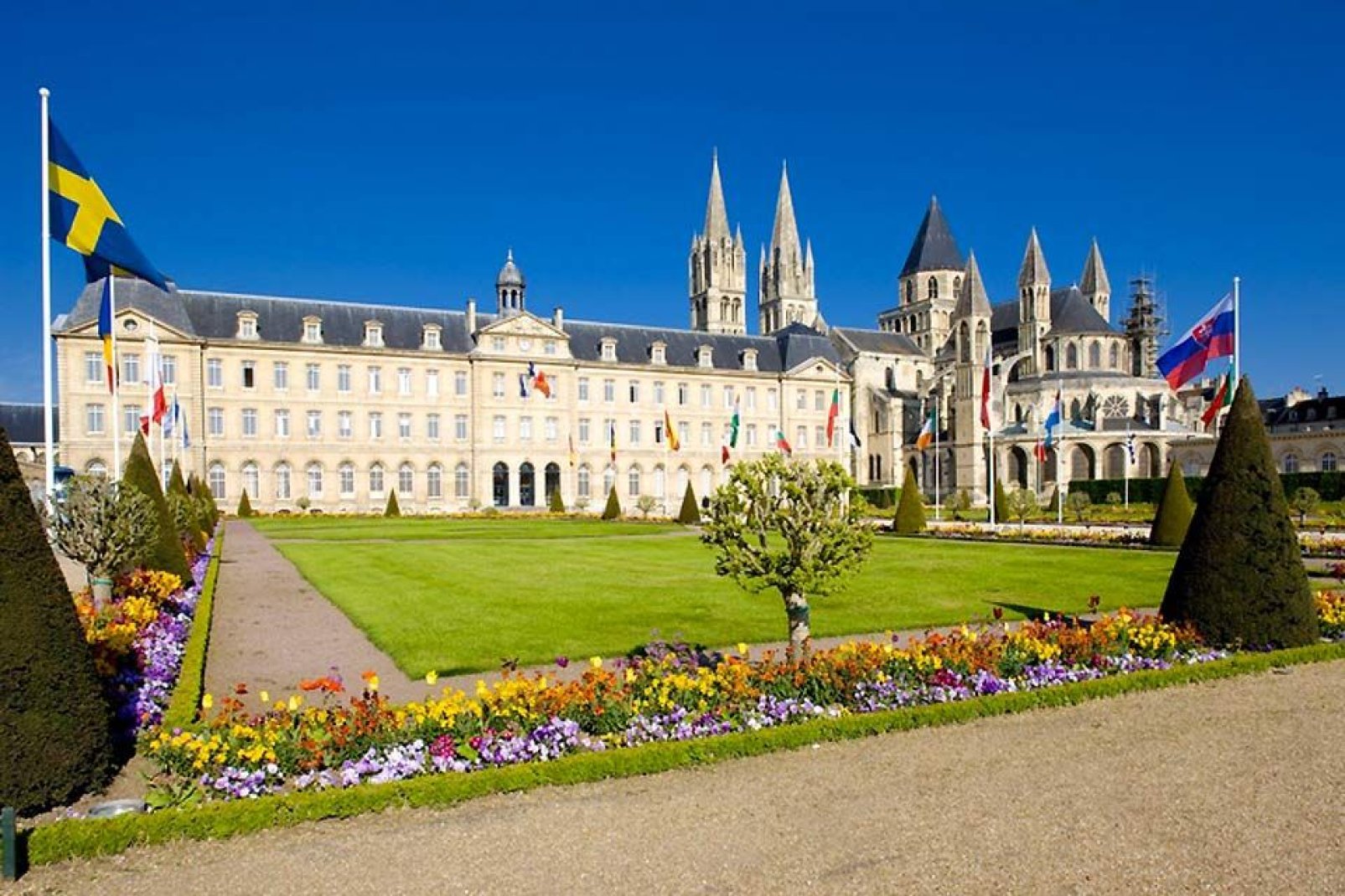 L'abbaye aux Hommes sert d'Hôtel de Ville depuis 1965. Elle aurait été bâtie en 1059 pour expier les pêchés de Guillaume le Conquérant et de sa femme.