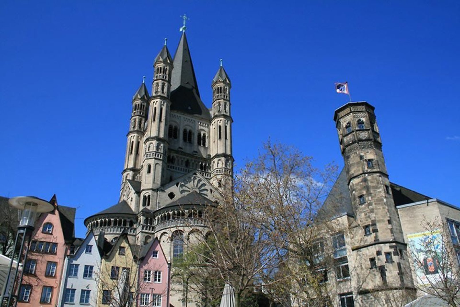 Die Kölner Altstadt hat mehrere Plätze mit bunten Häusern vorzuweisen
