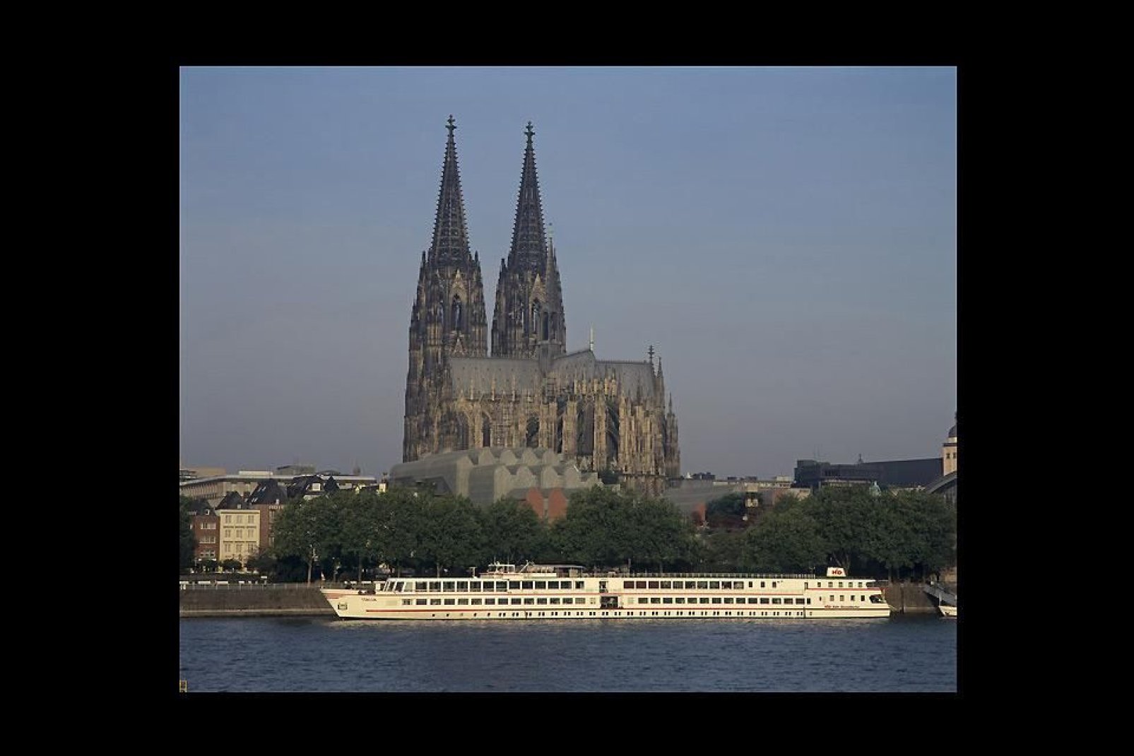 Im Sommer kann man auf dem Rhein tolle Schiffahrten unternehmen.