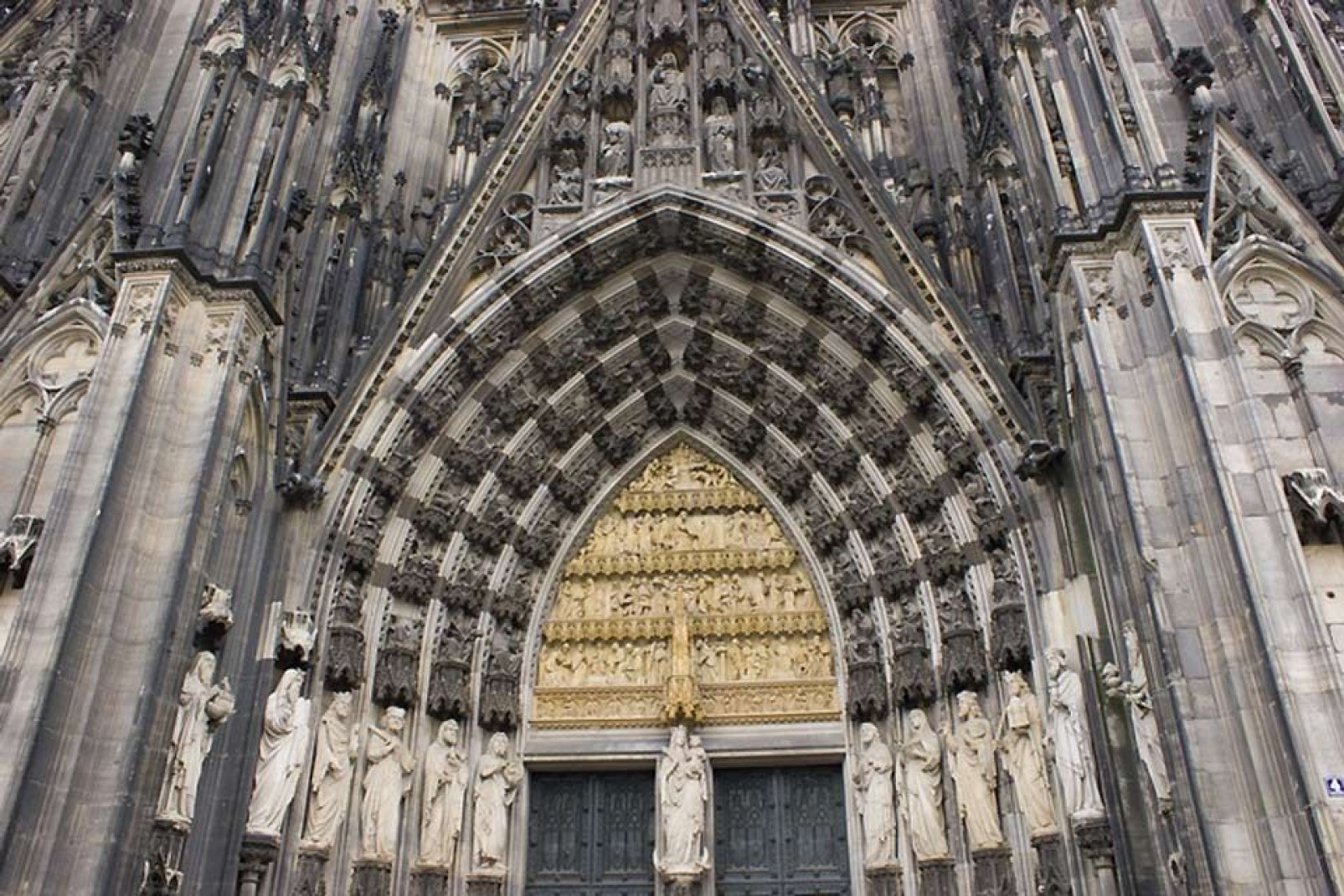 Der Kölner Dom ist eine der weltweit grössten Kathedralen im gotischen Baustil