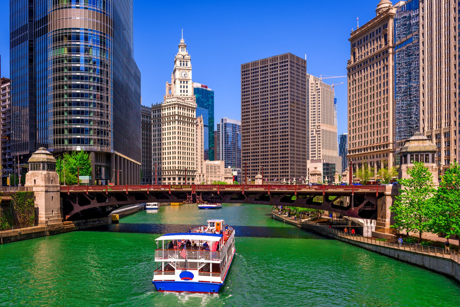 Chicago doit son nom à la rivière qui la traverse. Chaque année, la mairie colorie en vert ses eaux à l'occasion des festivités de la Saint-Patrick.