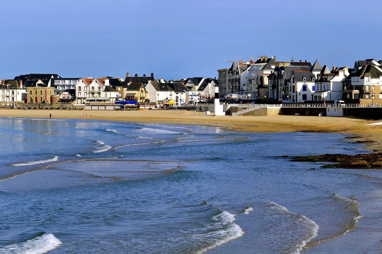 Cette magnifique péninsule bretonne est située dans le département du Morbihan. Cette petite ville dispose de 10 belles plages, célèbres pour leur sable blanc. Quiberon est connue pour sa côte ouest, appelée la Côte Sauvage et célèbre tant pour ses belles falaises que pour sa flore très variée. Elle est également appréciée pour les paysages de la Pointe de Conguel, idéale pour la randonnée ; la grande ...