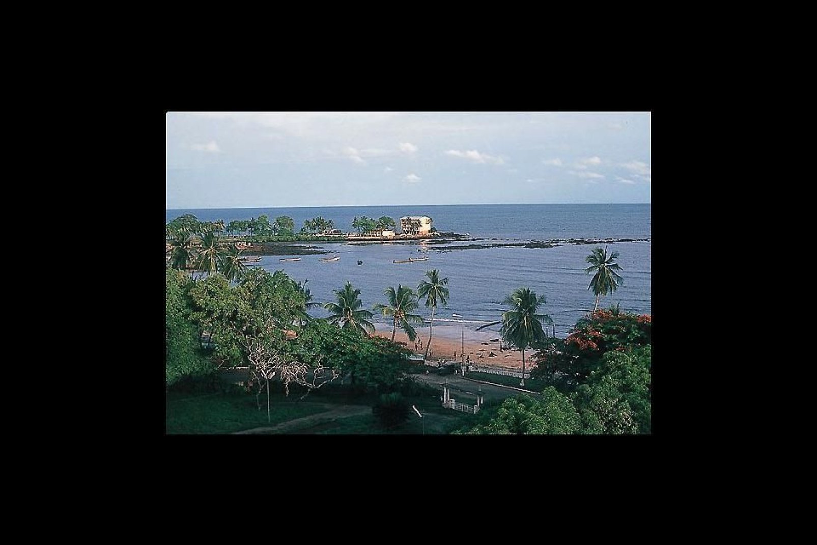 Conakri es la capital de Guinea. Está situada en la costa atlántica y reúne a una quinta parte de la población total.