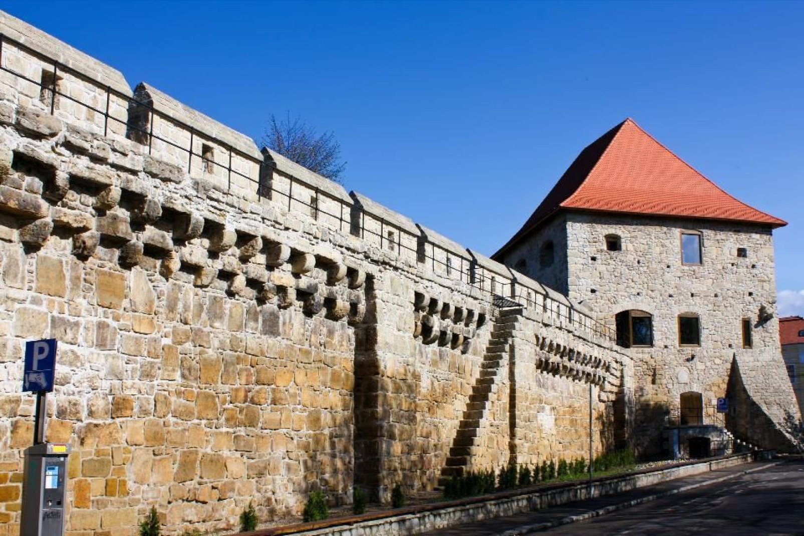 Die zweite Befestigungsmauer von Cluj-Napoca wurde im 15. Jahrhundert angelegt und erstreckte sich einst ber 45 Hektar. Sie wurde im 19. Jahrhundert zerstrt, sodass von den ursprnglich 20 Trmen nur mehr 2 brig sind.
