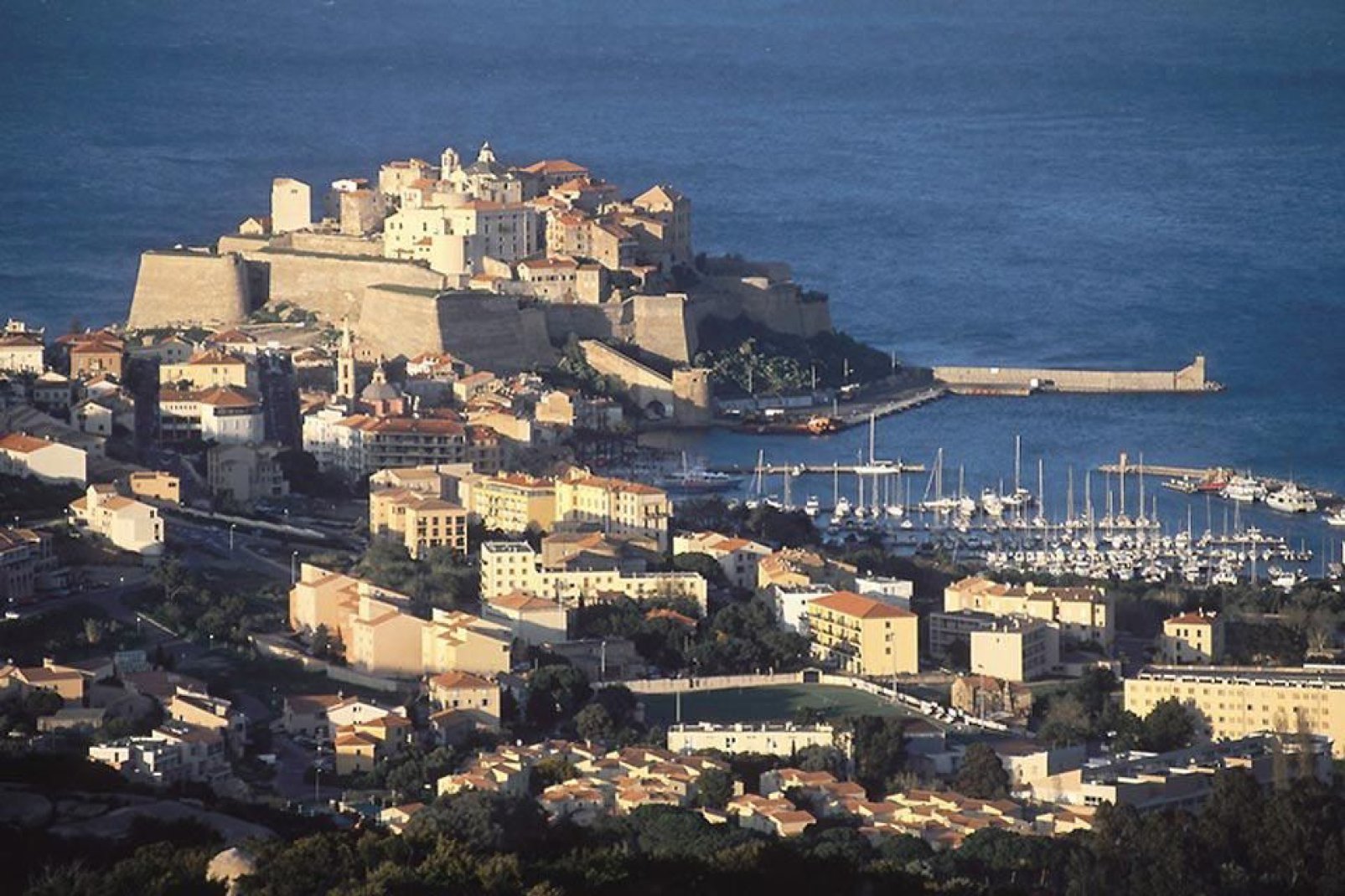 Calvi und die Vorinsel Ile Rousse (dt. Rote Insel) sind beliebte Urlaubsdestinationen im nordwestlichen Teil von Korsika.
