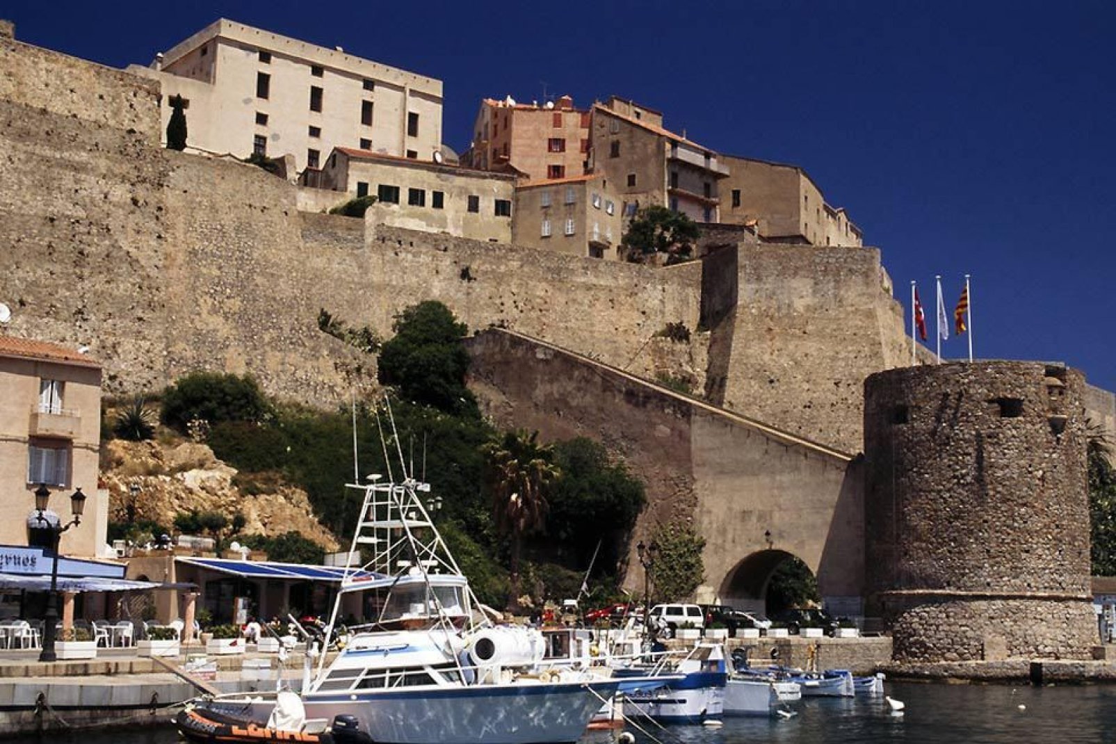 Questa cittadella, eretta nel XV secolo, è il simbolo dell'occupazione genovese durata 6 secoli.