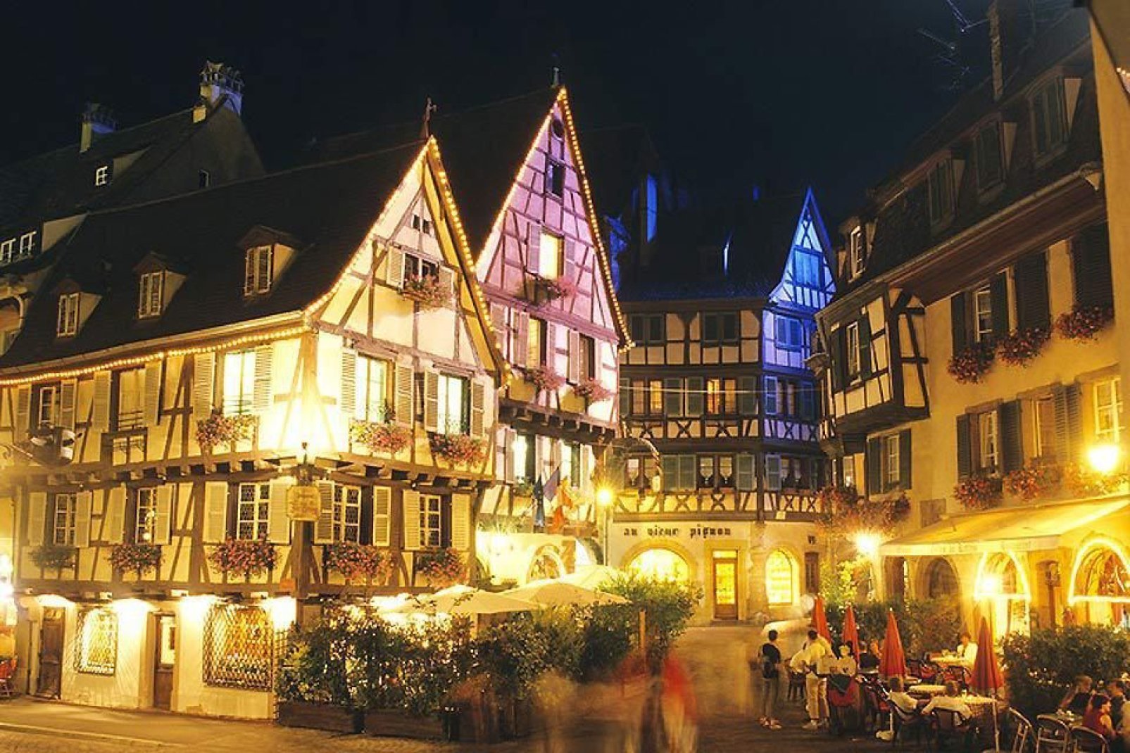 Il mercatino di Natale di Colmar è suddiviso in quattro parti. Le sontuose decorazioni che lo accompagnano, nonché la qualità dei prodotti, lo rendono uno dei più famosi di Francia.