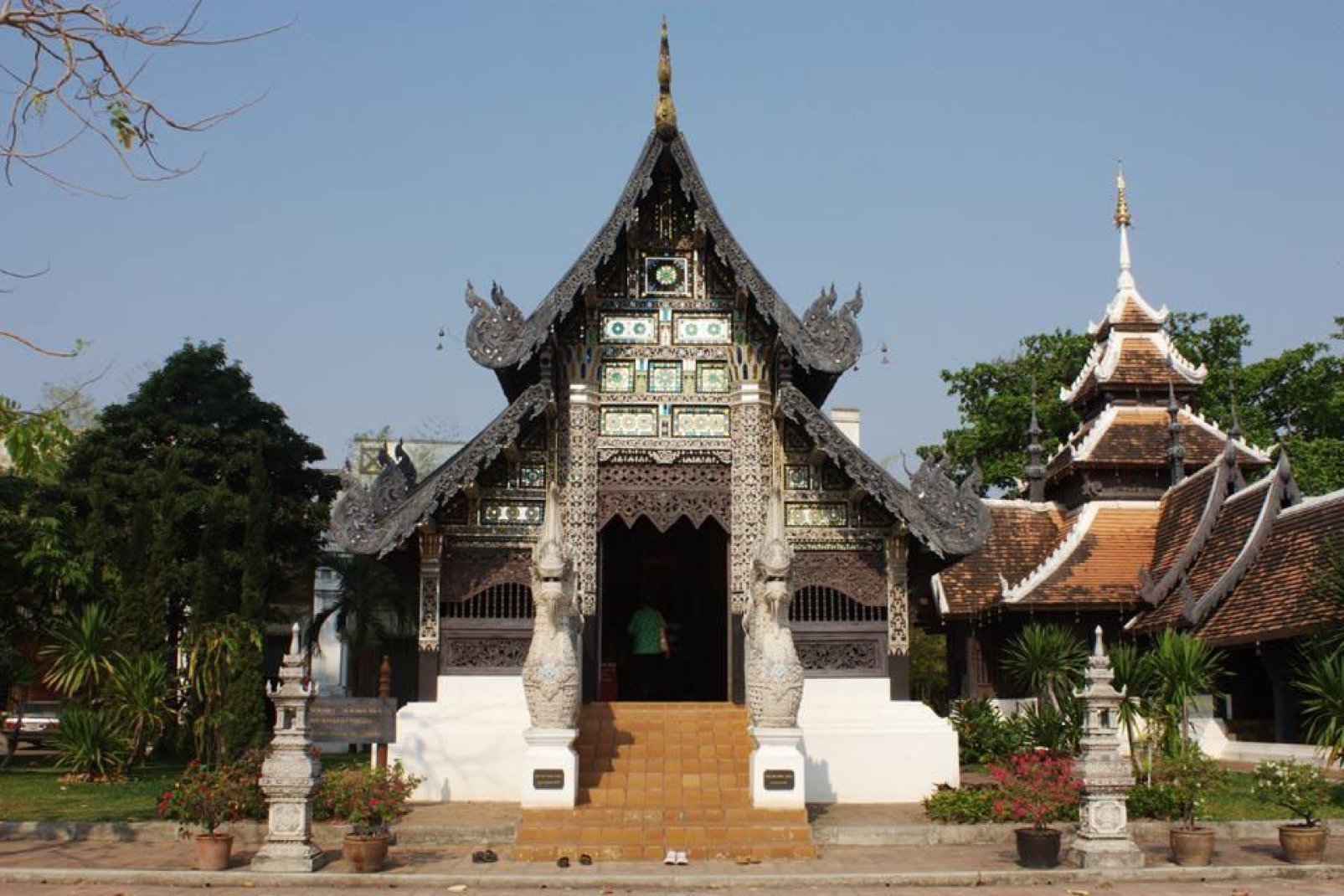 Wat Chedi Luang en su origen estaba compuesto por tres templos: el Wat Cehdi Luang, el Wat Ho Tham y el Wat Sukmin.