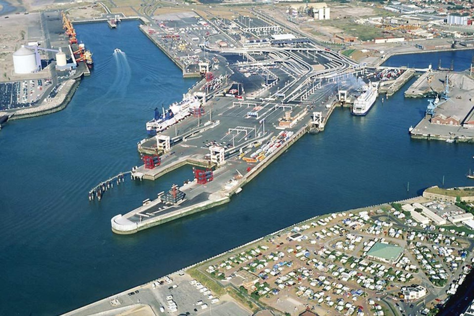 Der Hafen von Calais ist ein Durchzugsort für den Reise- und Warenverkehr in Richtung England, es handelt sich übrigens um den wichtigsten Passagierhafen Frankreichs.