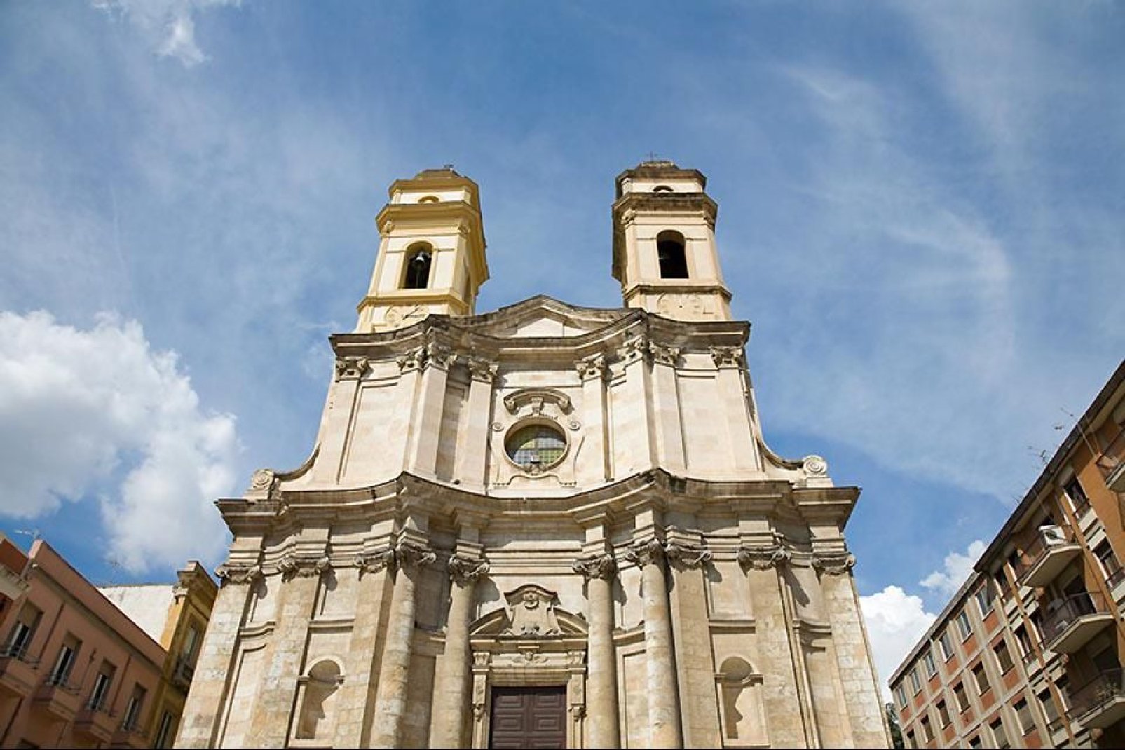 La catedral Santa Maria destaca especialmente por su combinación de estilos que traduce su construcción en varias fases.