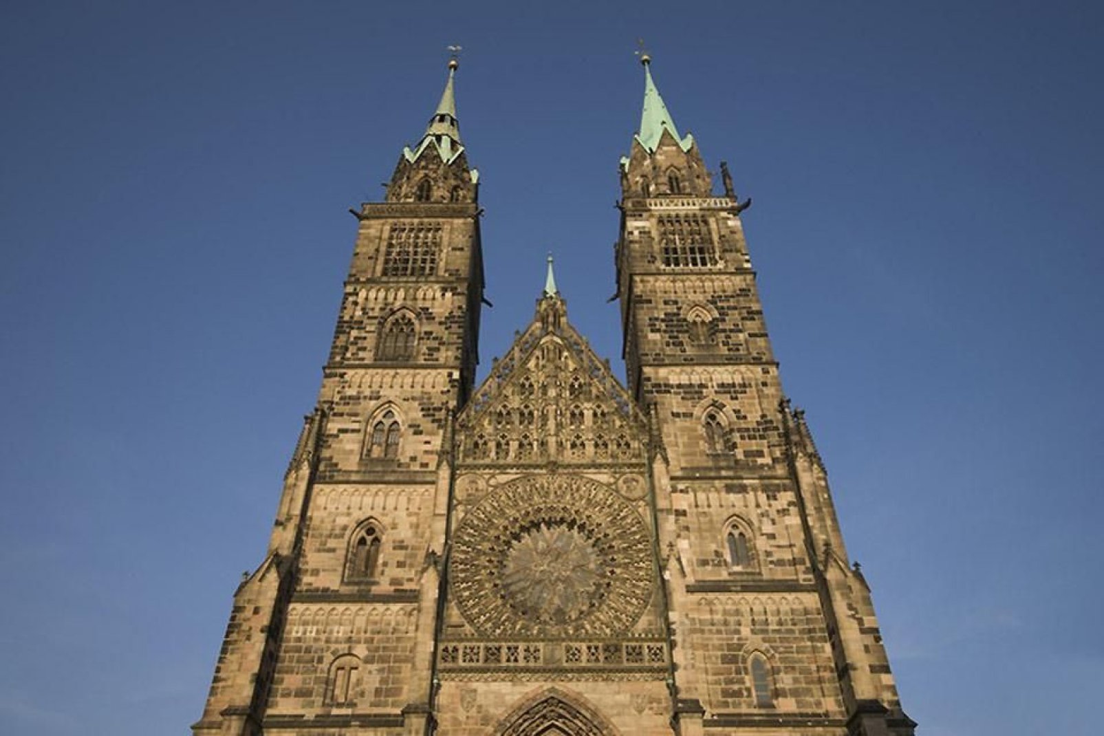 Diese gotische Kirche besitzt zwei Türme die fast  81 m hoch in den Himmel ragen!