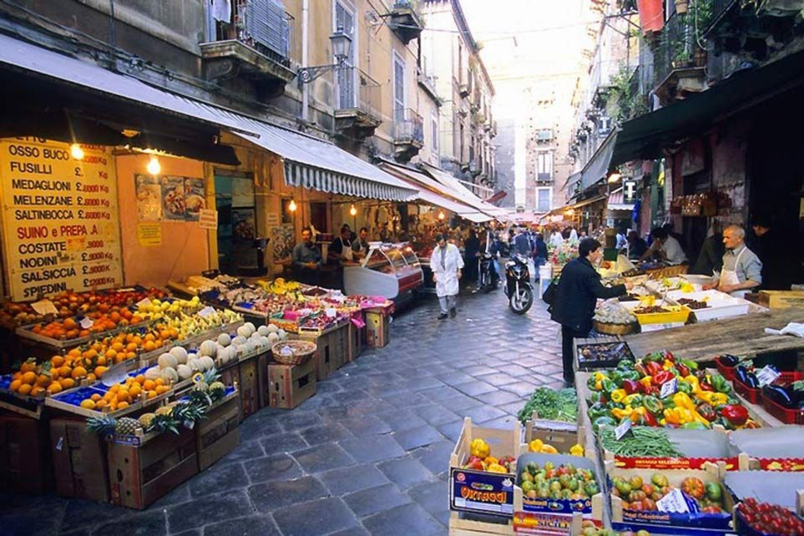 Catania cuenta con varios mercados importantes: el mercado del pescado de la Pescheria de Catania, así como el mercado de la plaza Carlo Alberto, conocido con el sobrenombre de Fera 'o Luni.