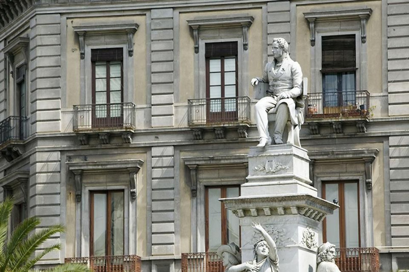 Il monumento a Vincenzo Bellini in piazza Stesicoro, a Catania, città natale del compositore della Norma