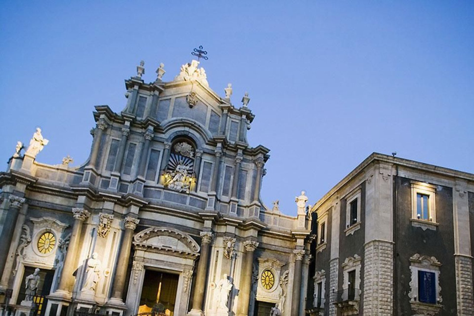 La catedral de Catania está dedicada a Santa Ágata, la santa, virgen y mártir, patrona de la ciudad de Catania.