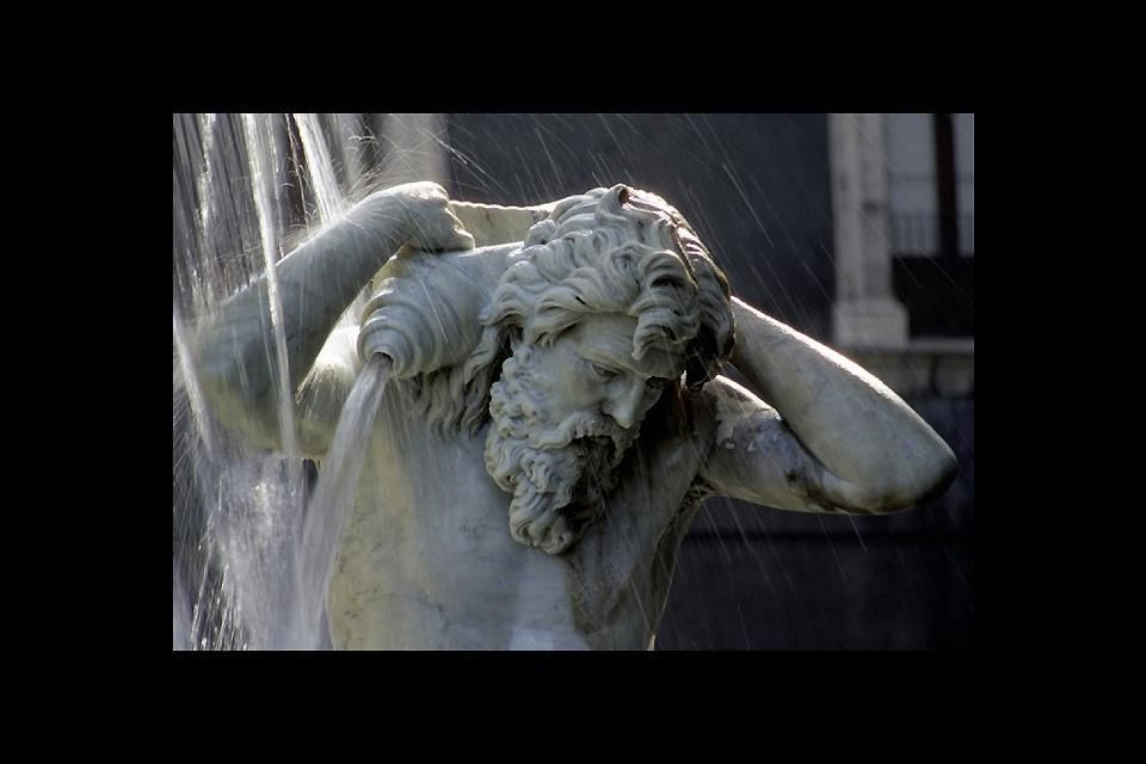Catane possède de nombreuses fontaines monumentales. La photo illustre un détail de la fontaine de l'Amenano sur la Piazza Duomo.