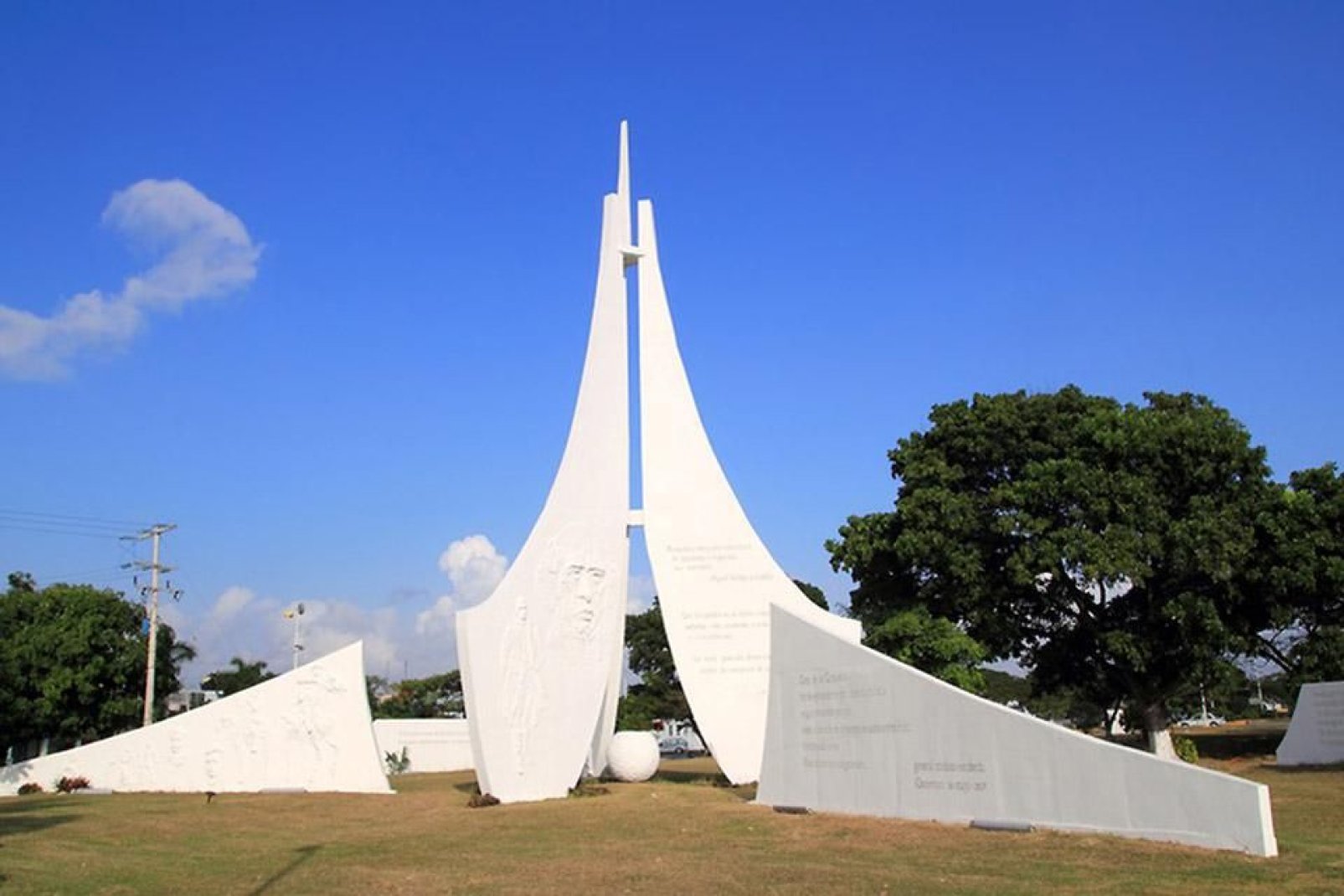 Monumento bianco di Cancun che ricorda la storia del Messico.
