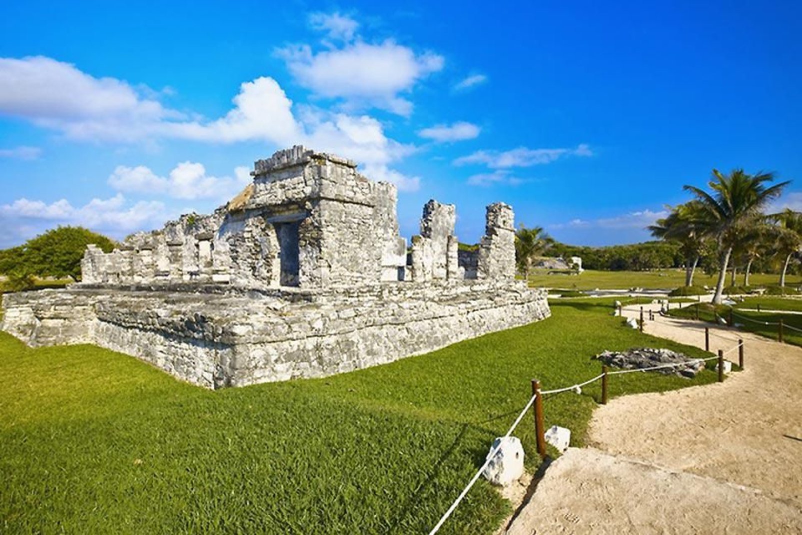 All'interno della città sono conservate numerose testimonianze dei Maya, come le rovine El Rey ed El Meco.