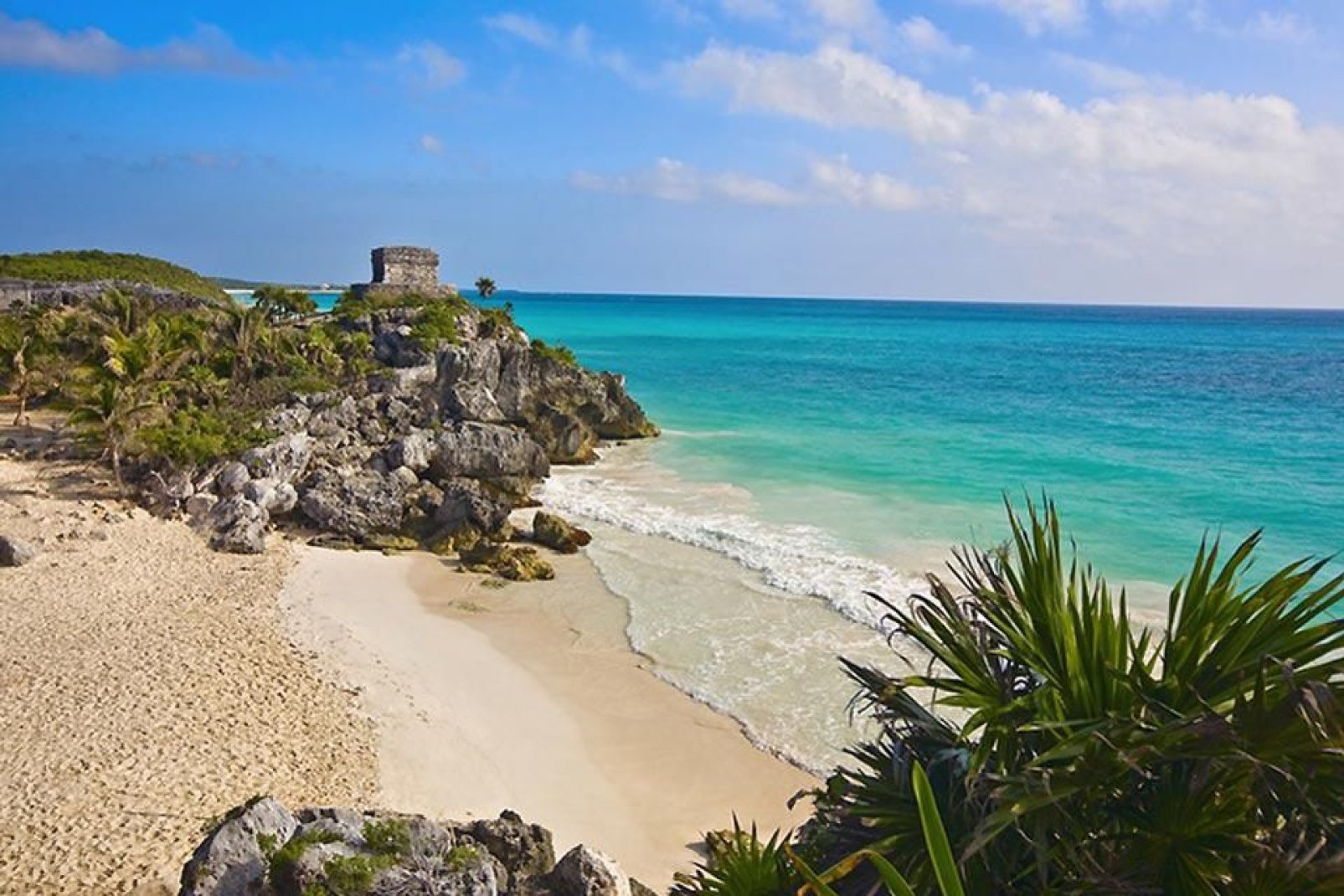 Grazie alle sue spiagge, Cancun attrae numerosi turisti, la maggior parte proviene dagli Stati Uniti e dal Canada.