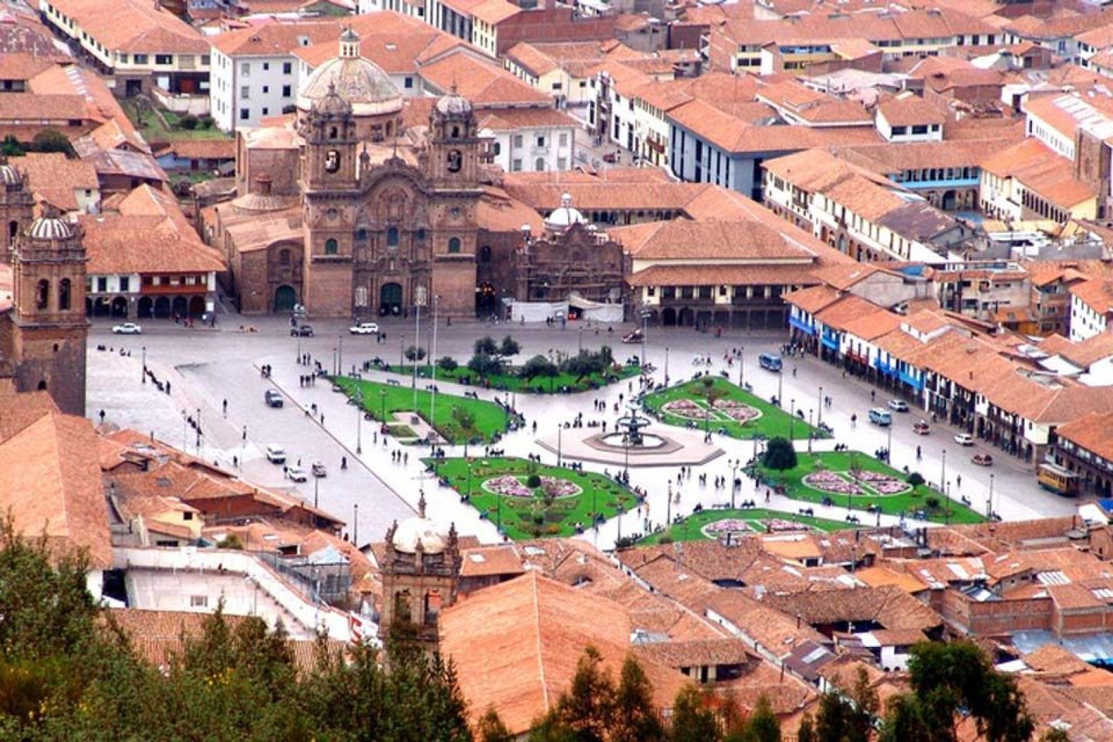 Diese Kirche wurde im 16. Jahrhundert von Jesuiten auf den Ruinen des Inka- Palastes von Amarucancha errichtet.