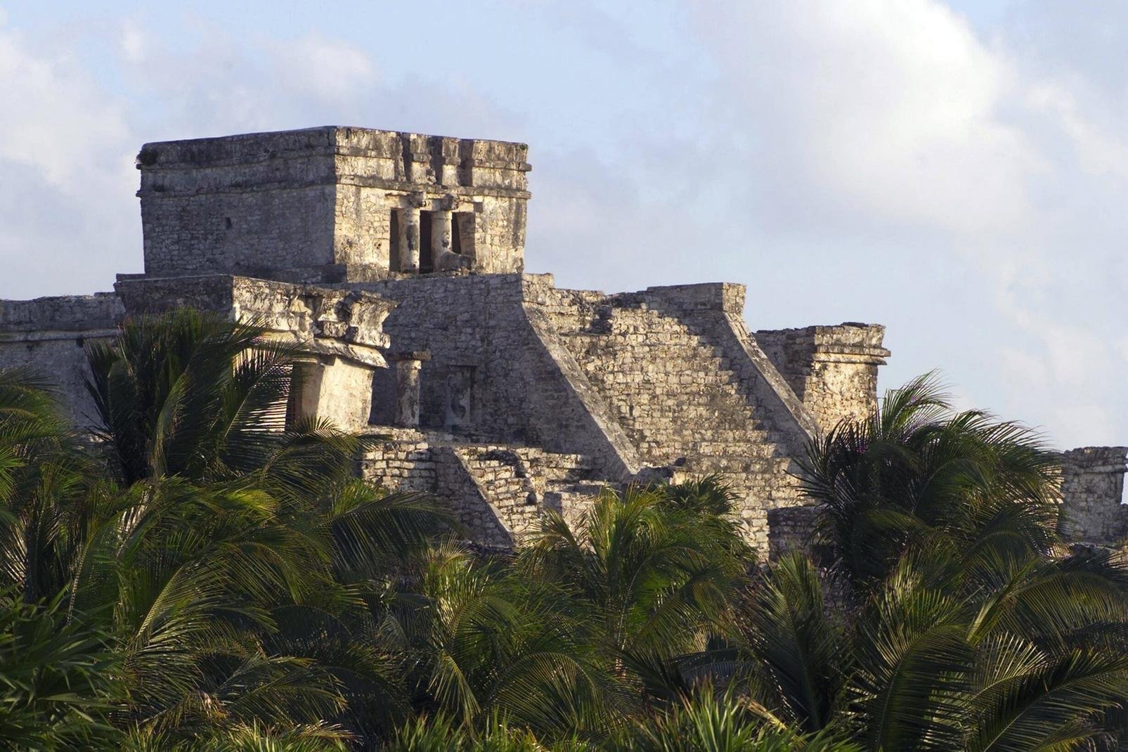 Cozumel es la isla más grande de México, es además comúnmente conocida como la Isla de las Golondrinas, ella se encuentra en el Mar Caribe y pertenece a la región de Quintana Roo. Esta isla se ubica asimismo en la Rivera Maya mexicana, a 18 kilómetros frente a la costa de Playa del Carmen. Así que si decides viajar al encuentro de Cozumel, descubrirás una gran isla que cuenta con una extensión territorial ...