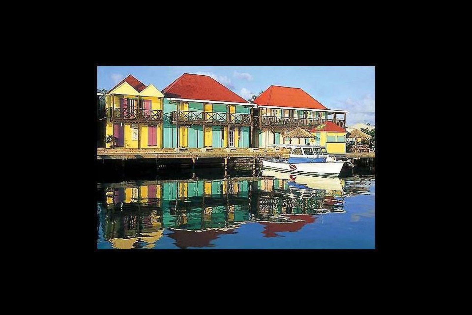 Die Stadt liegt an der größten Bucht der Insel und hat ihre Kolonialarchitektur mit pastellfarbenen Holzhäusern bewahrt.