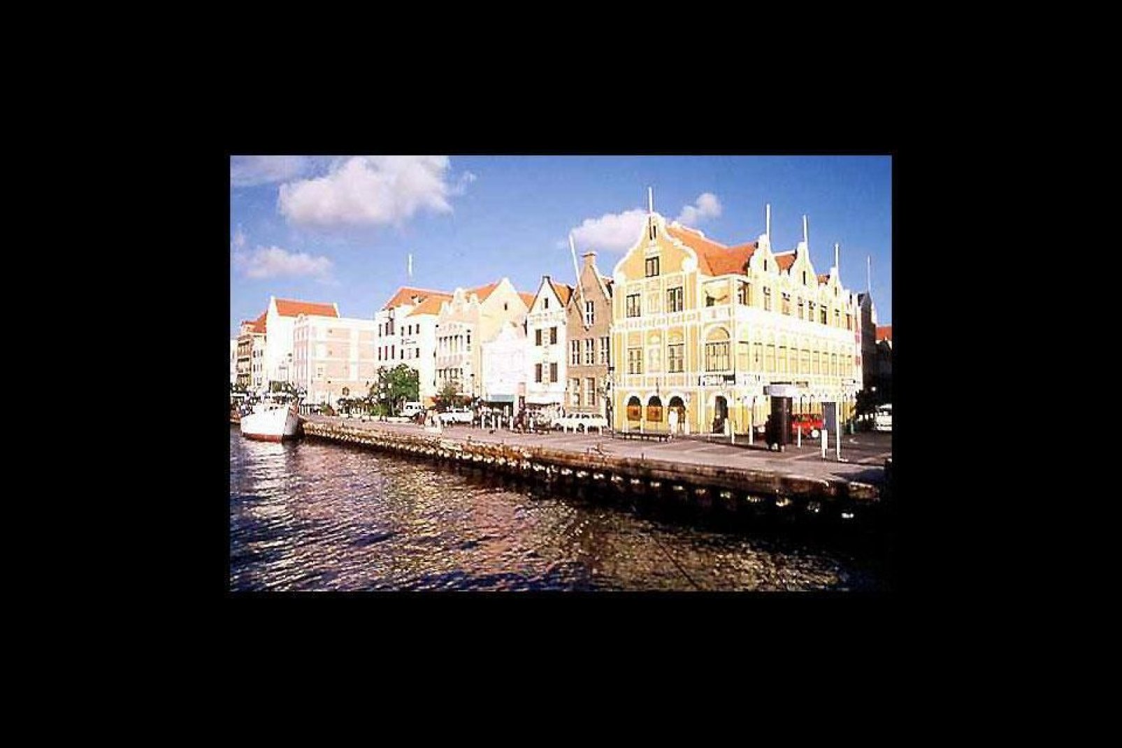 La capital de la isla, que da a un puerto natural, ha conservado los edificios de estilo holandés de colores pastel.