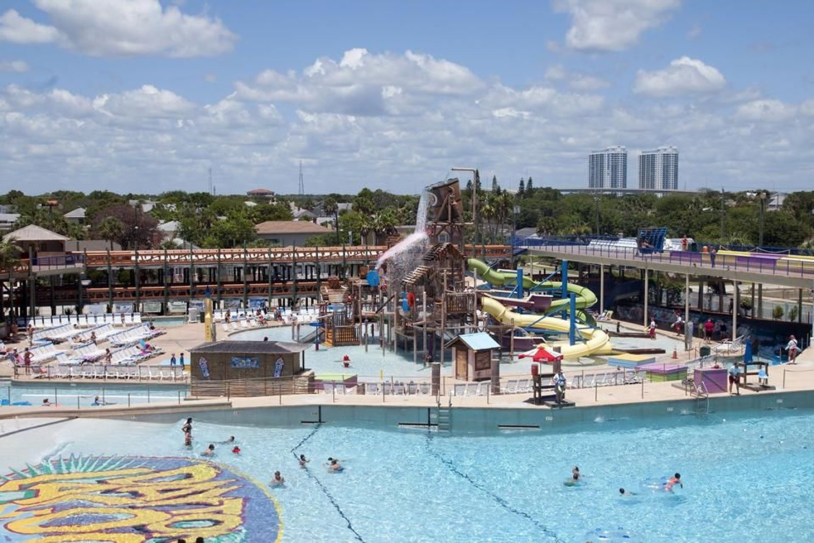 Der Aquapark in Daytona Beach bietet zahlreiche Wasserspiele, Wellenpools, Poolspiele und Wasserrutschen.