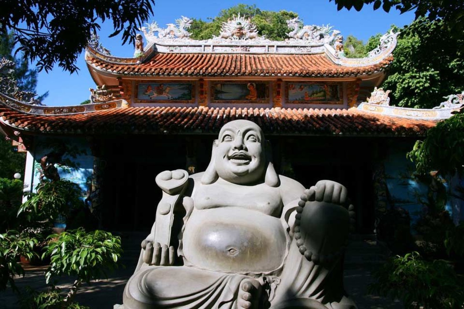 Da Nang, al centro del paese, è una città moderna, ma vale la pena di visitarla per le sue celebri montagne di marmo e il suo museo di arte Cham.