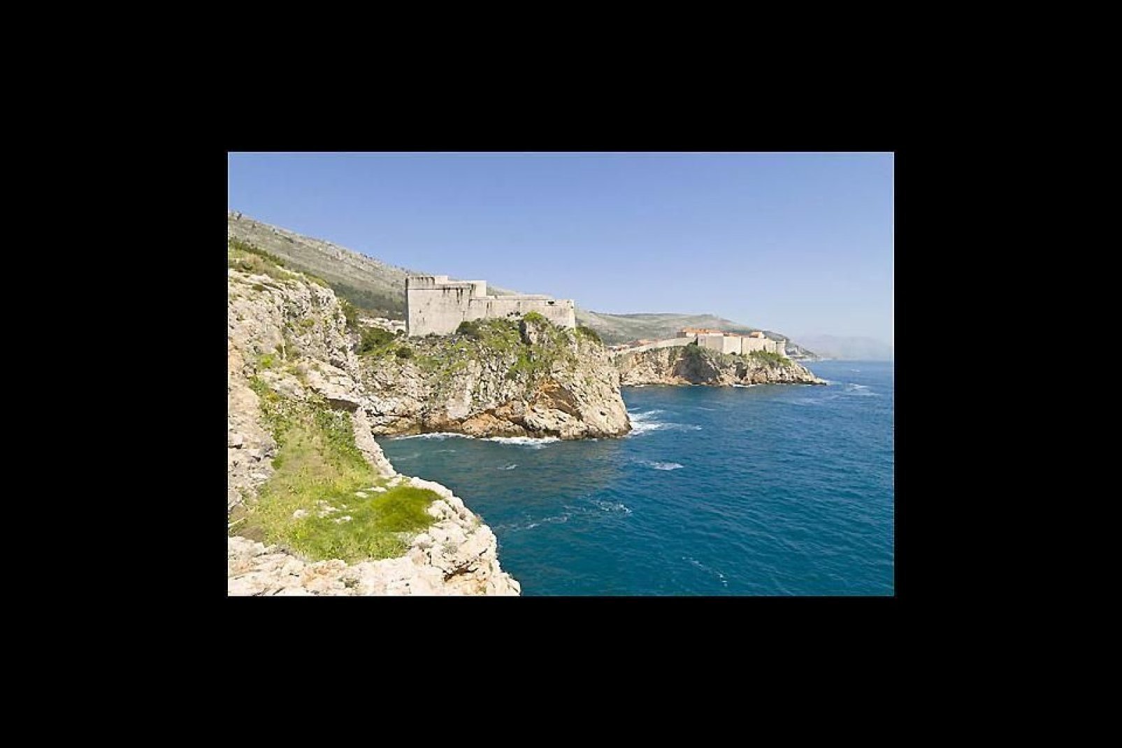 La formazione rocciosa di una parte della costa di Dubrovnik.