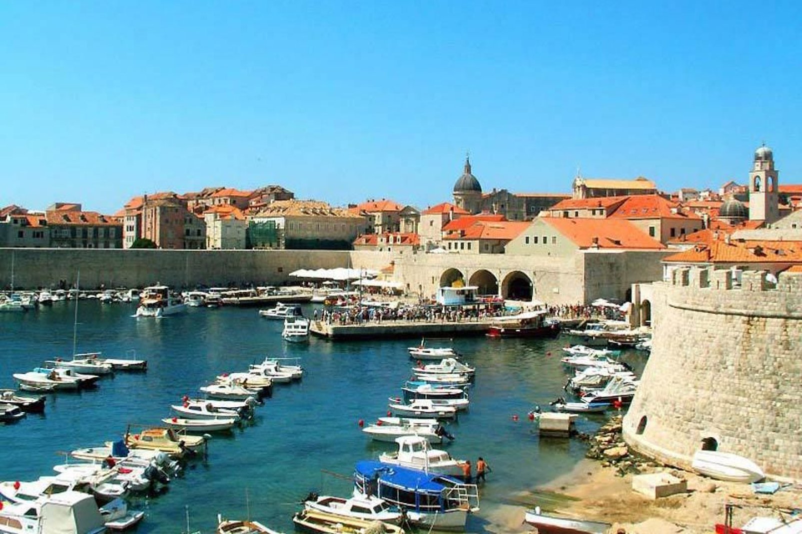 La città vecchia di Dubrovnik offre un gran bello sfondo alle barche ormeggiate nel porto