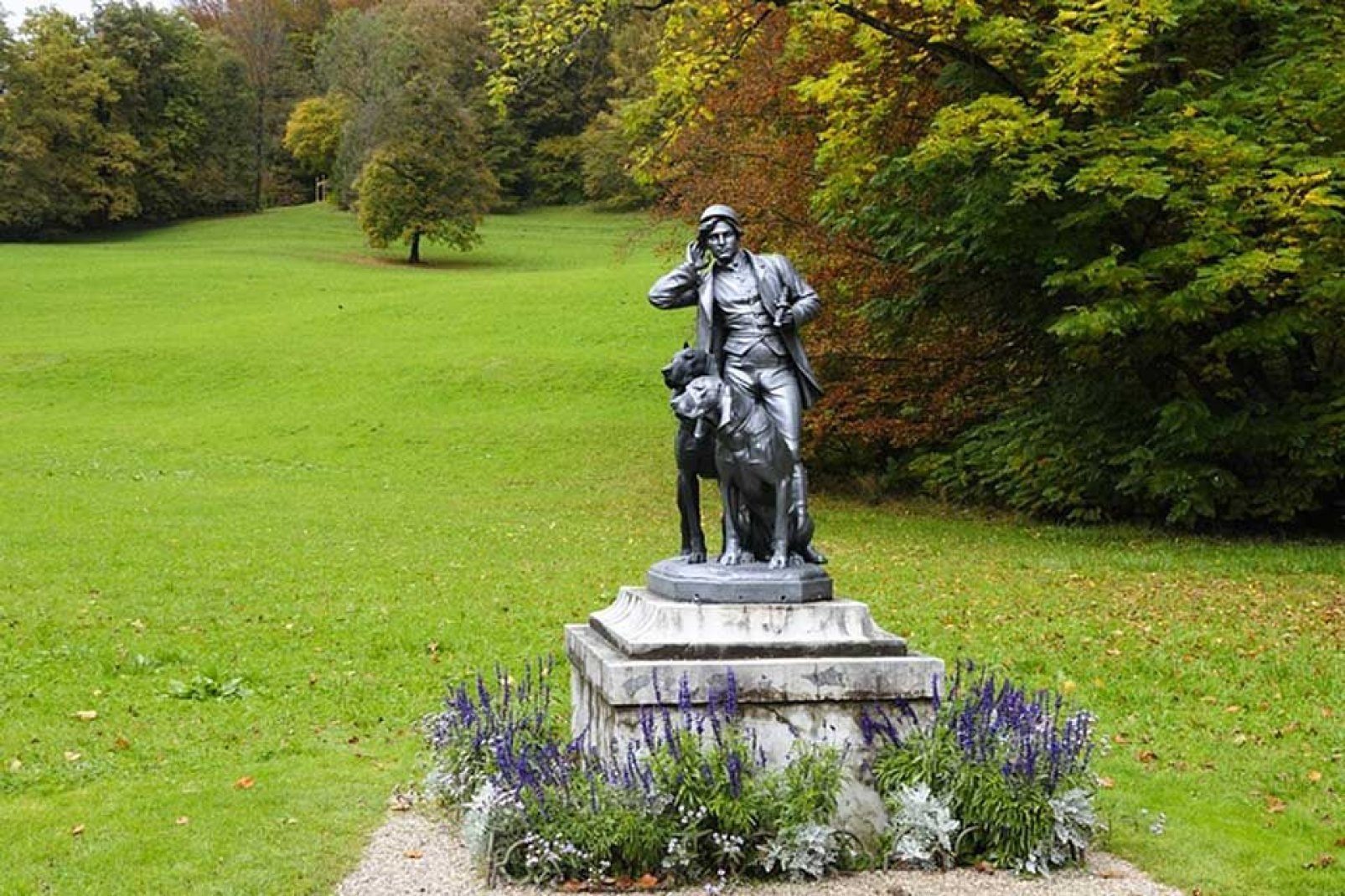 Die Statue im Park der Villa stellt den Kaiser im Jagdaufzug dar.