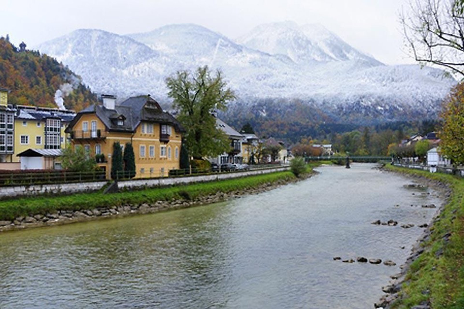 Das österreichische Kaiserehepaar (Franz-Josef und Sissi) verbrachte zahlreiche Badeaufenthalte in diesem Ort, der nach dem vorbeiführenden Fluss Ischl benannt ist.
