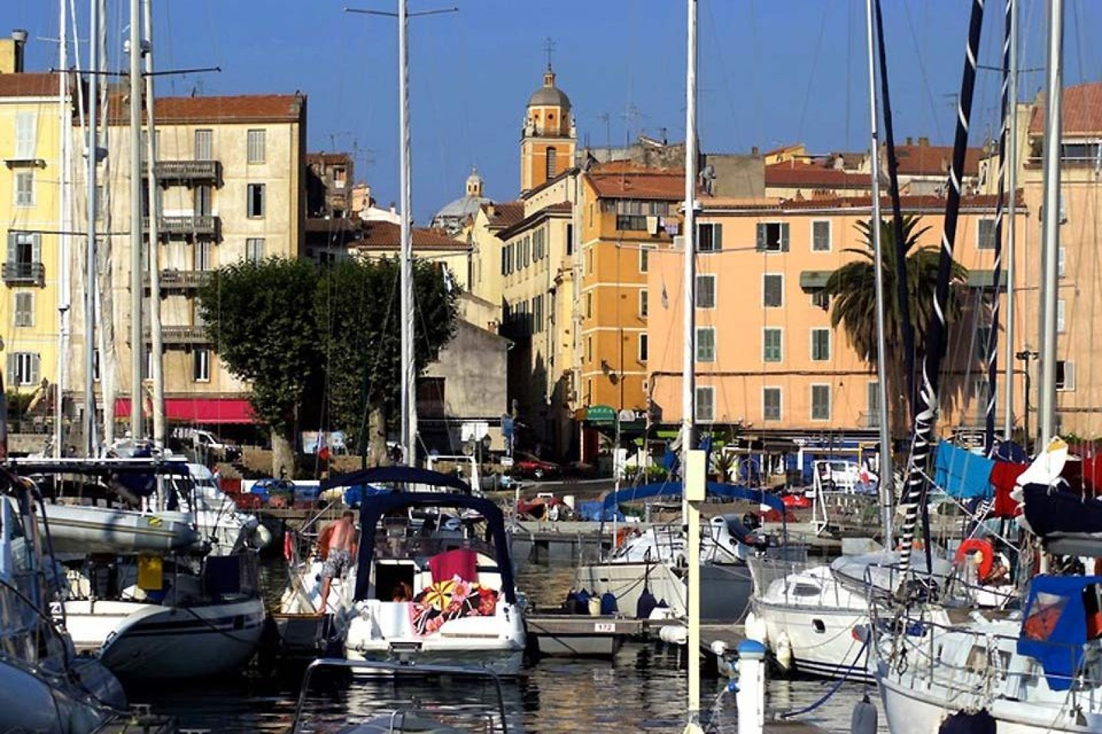 Between its port, its old town and its narrow streets, and its beaches and coves, Ajaccio immerses its visitors in a very pleasant setting.