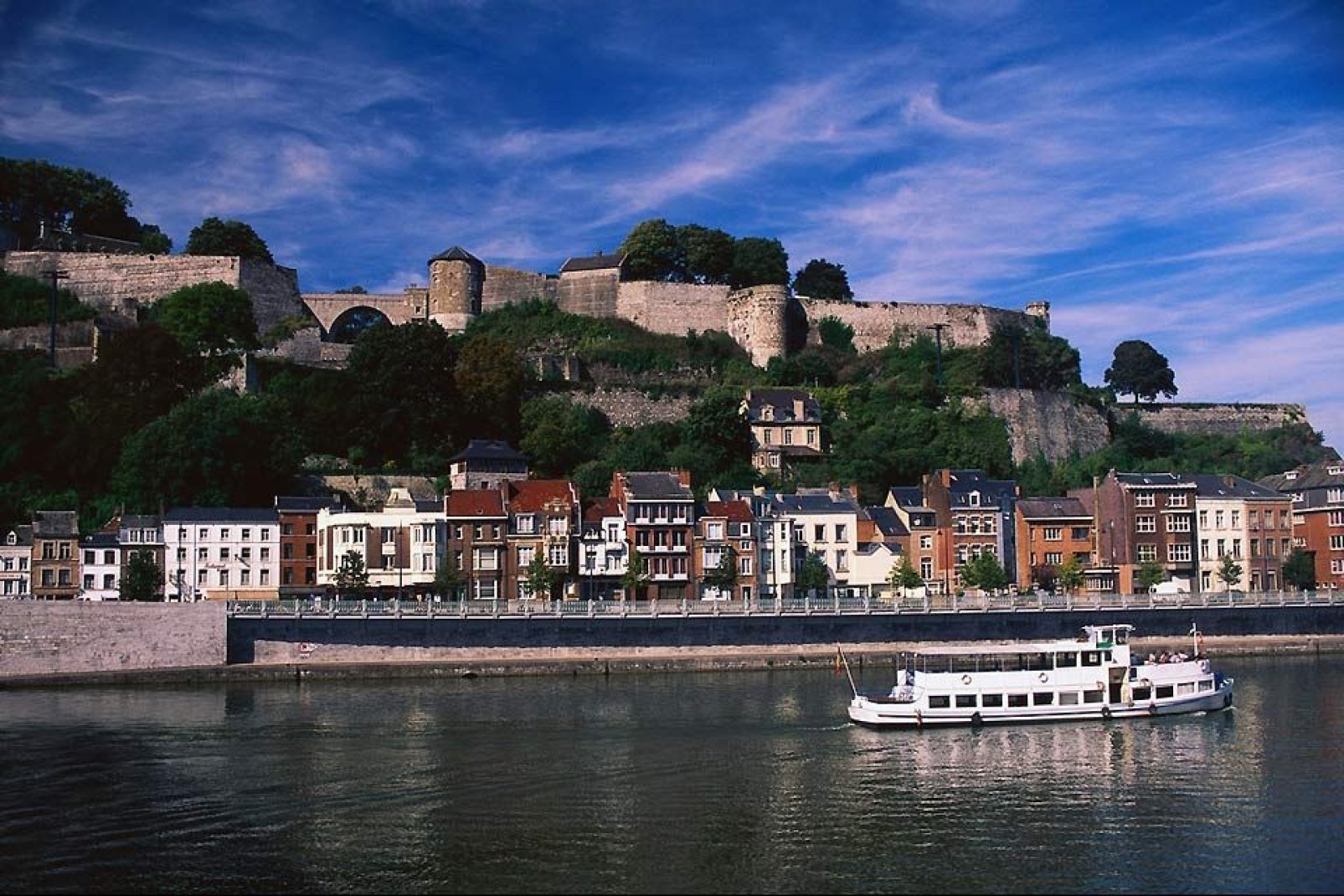 Il est possible d'effectuer des croisières en bateaux-mouche au départ de Namur.