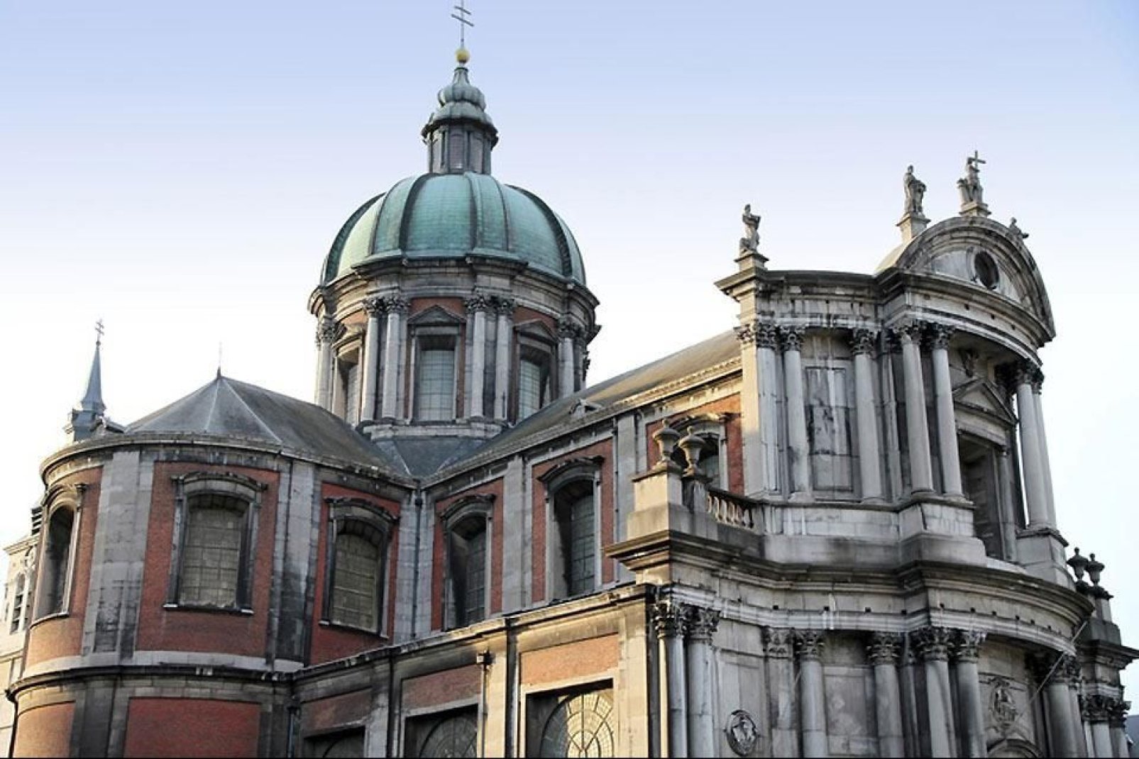 Diese Kathedrale ist einzigartig in ganz Belgien: Der typische Baustil des 18. Jahrhunderts vereint architektonische Einflsse aus Barock, Rokoko und Klassik.