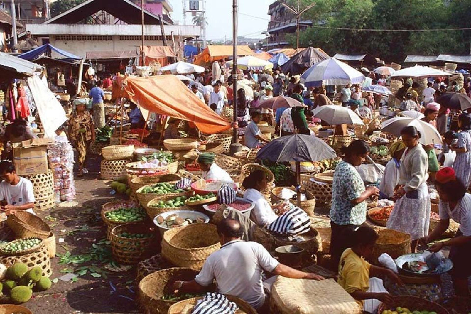 With everything from Batik products to wicker furniture and sculptures for sale, the pasar is a major part of local life.