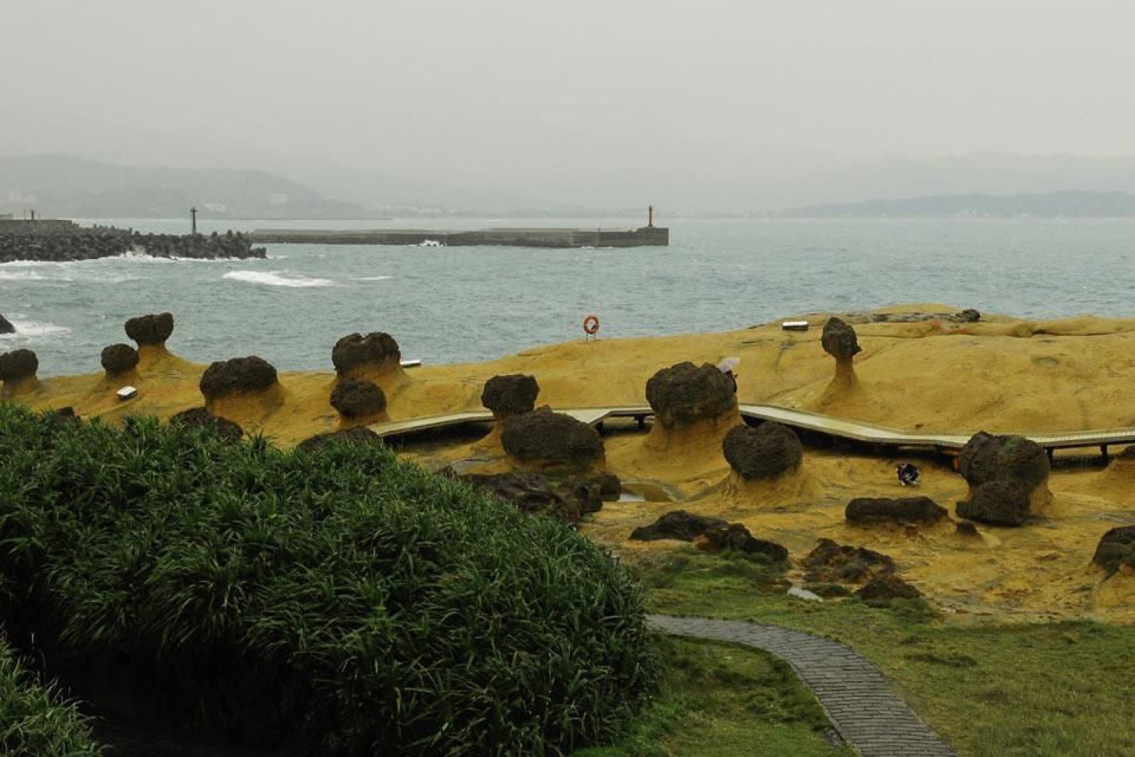 Ce village de pêcheur est célèbre pour ses formations rocheuses originales provoquées par l'érosion du vent et de la mer.