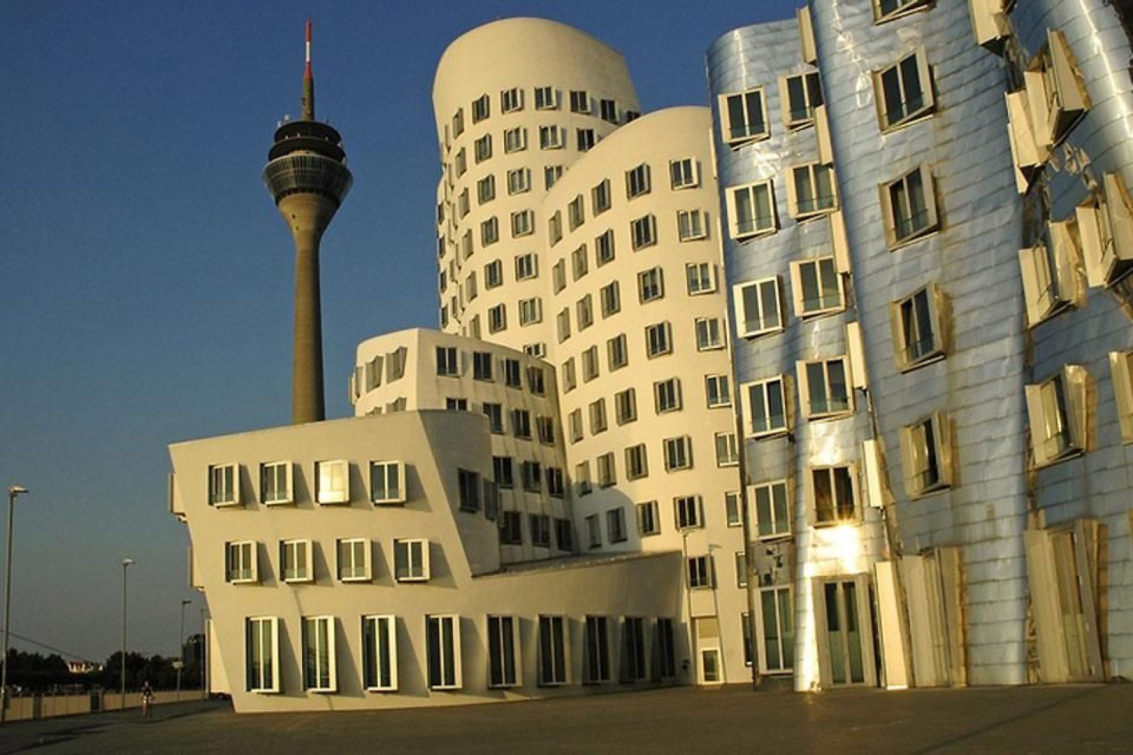 Der Düsseldorfer Medienhafen ist voll von moderner Architektur.