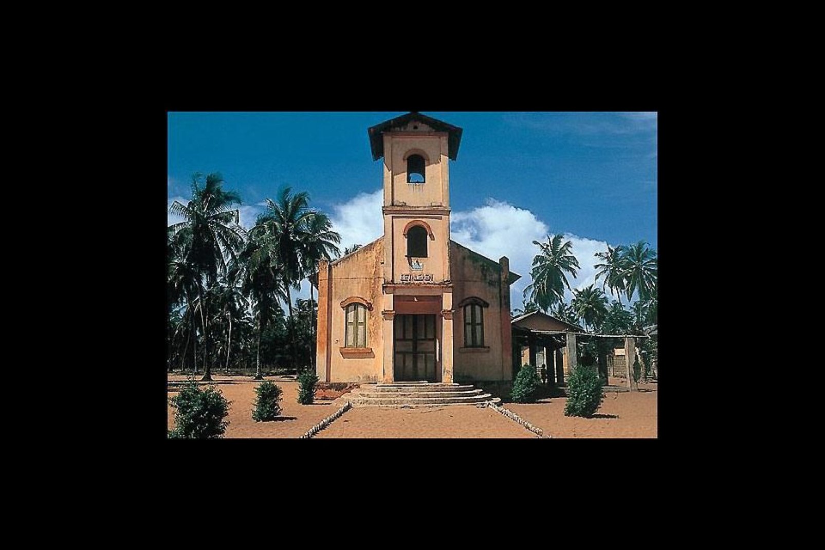 Porto Novo est la capitale du Bénin. Cette ville coloniale apparaît  moins dynamique que la capitale économique Cotonou.