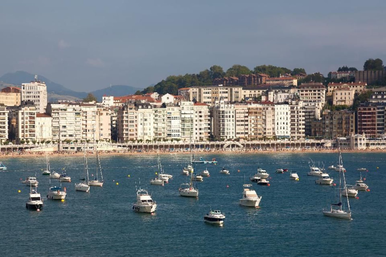 Desde la «Belle Époque», San Sebastián es una de las ciudades más turísticas de España.
