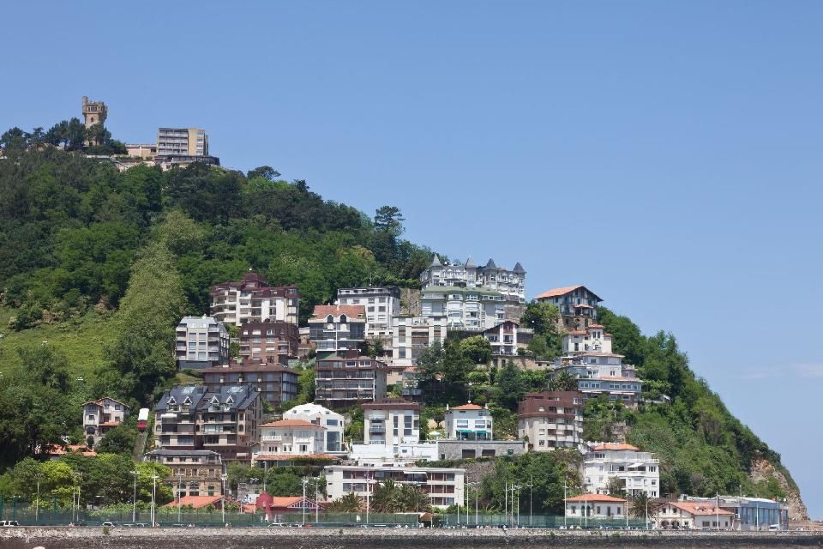 Auf den Hügeln stehen zahlreiche Häuser.