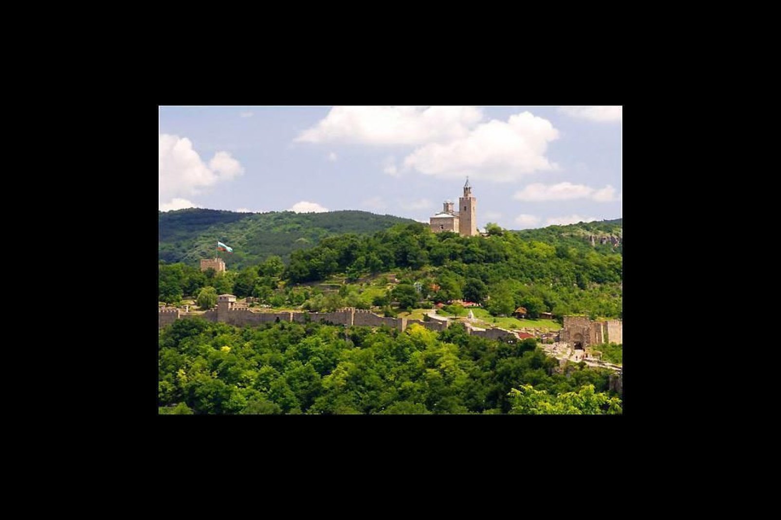 Le château de Veliko Tarnovo est situé sur une colline boisée.